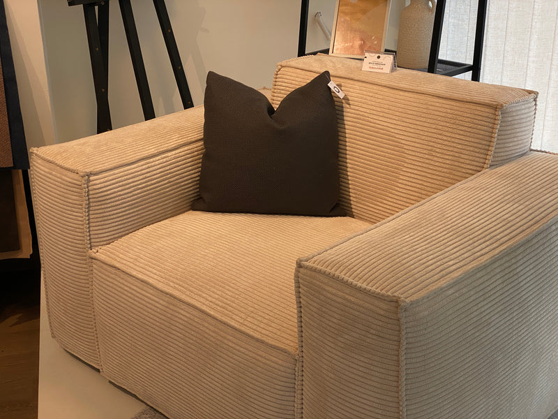 BOLD ARMCHAIR